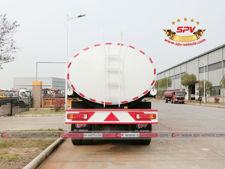 Rear View: Water Bowser 20,000 liters IVECO White Rear View: Water Bowser 20,000 liters IVECO White